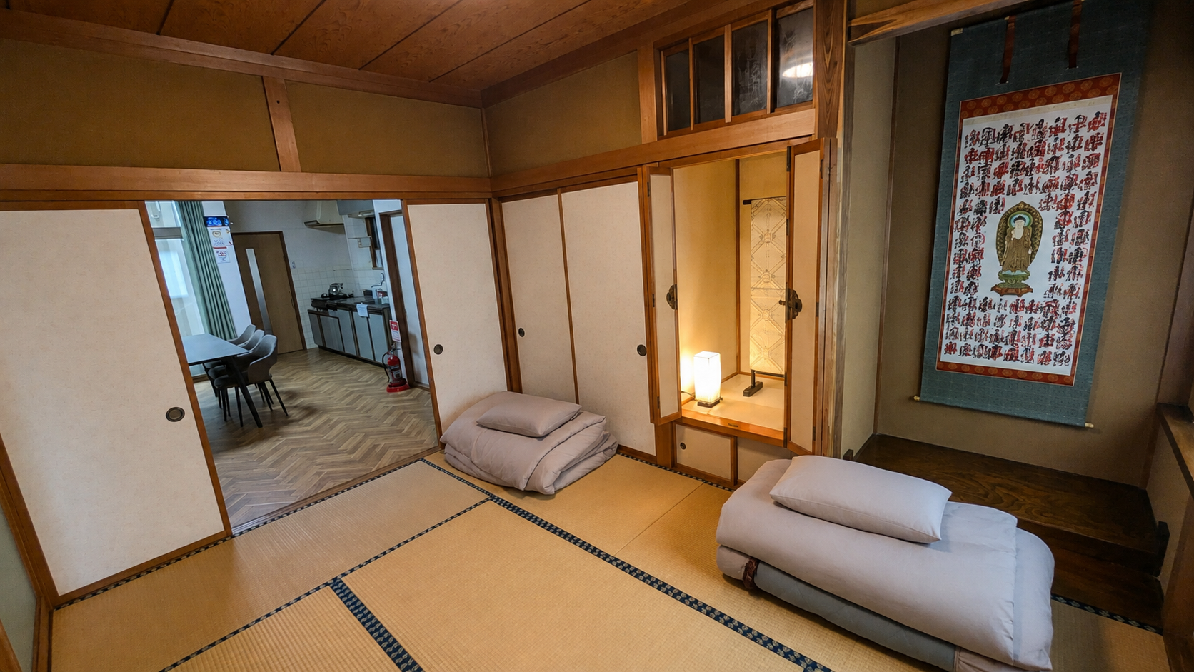 布団を敷いた1階の和室