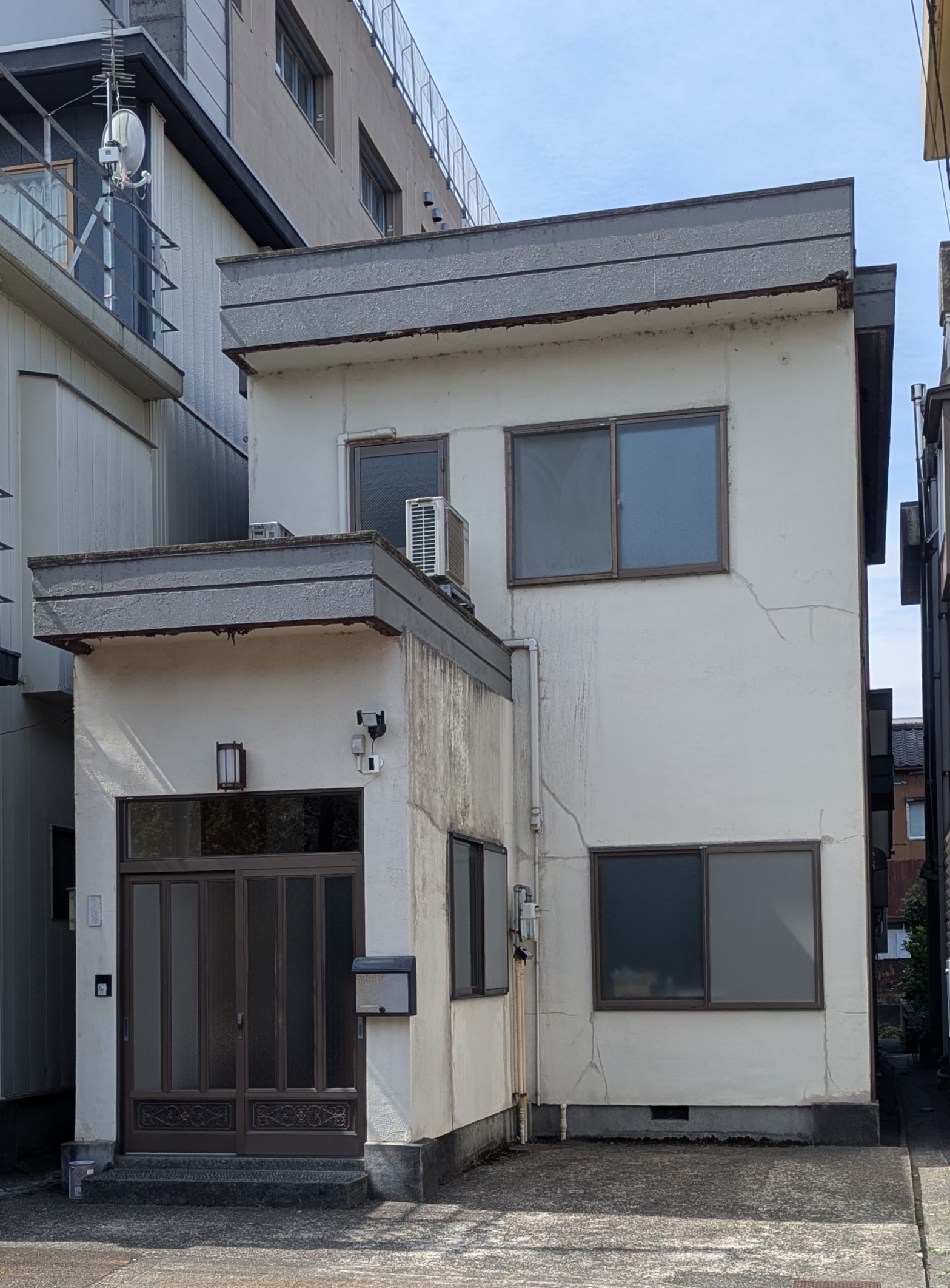 道路側から見たミンナイン坂之上の外観