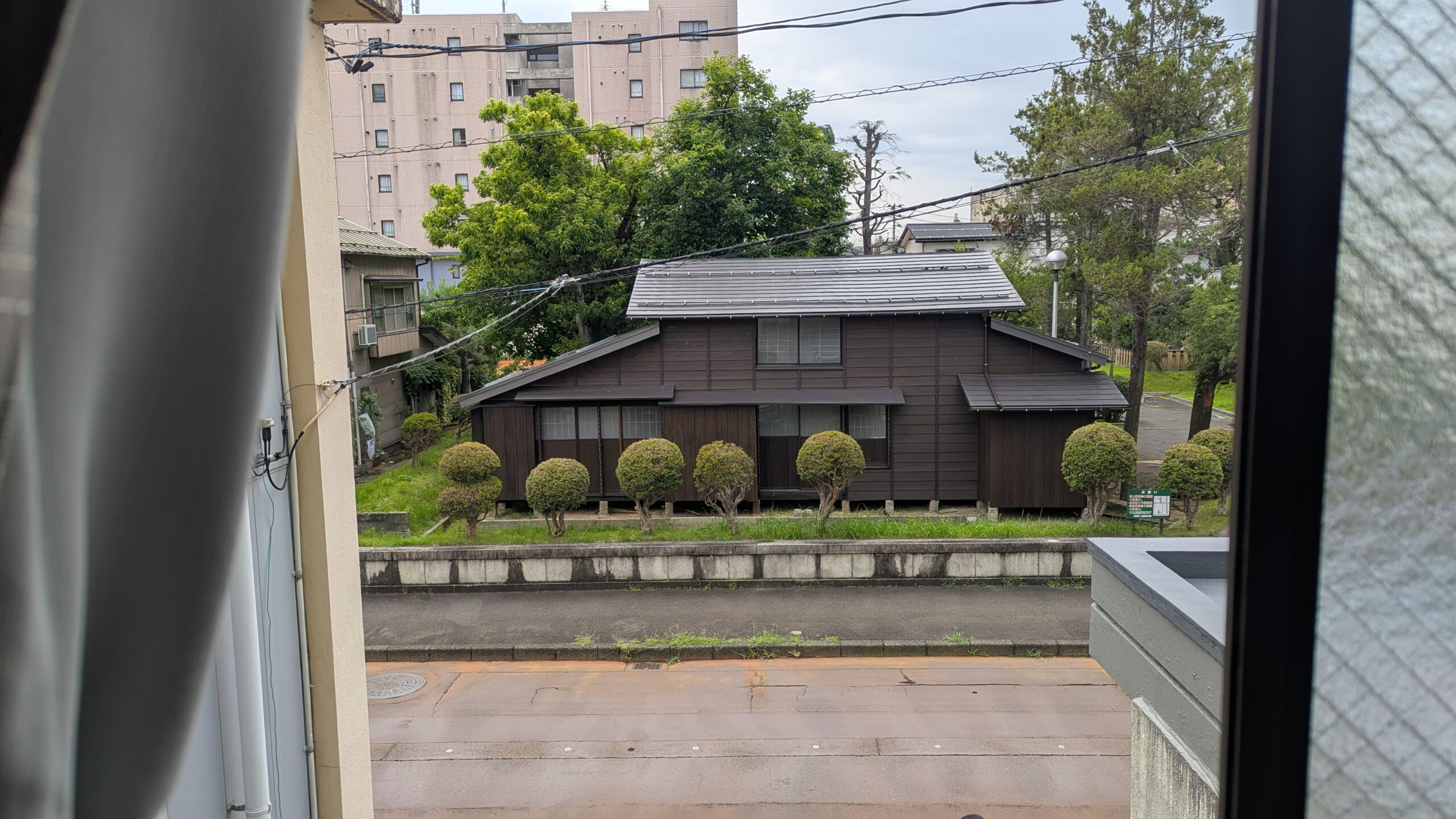 宿の窓から見える山本記念公園と山本五十六の生家（復元）