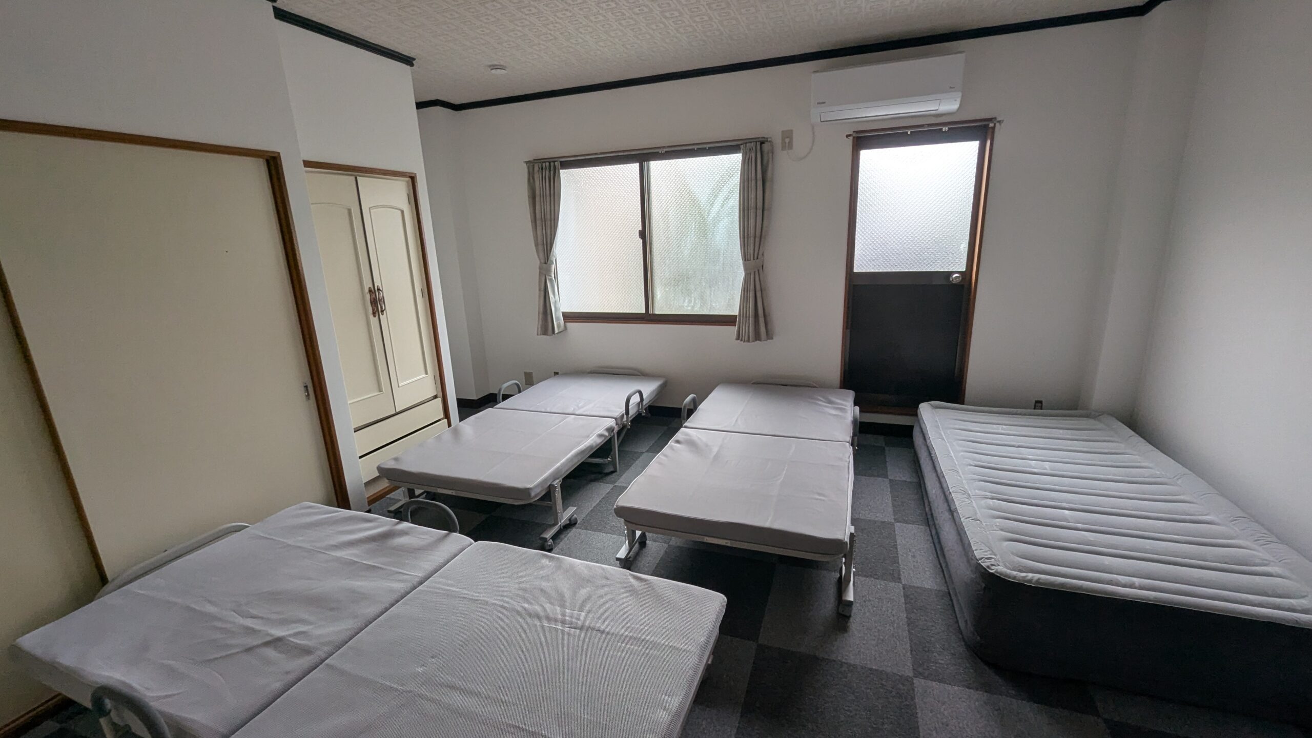 ご人数に応じて寝具を調整する部屋の一例