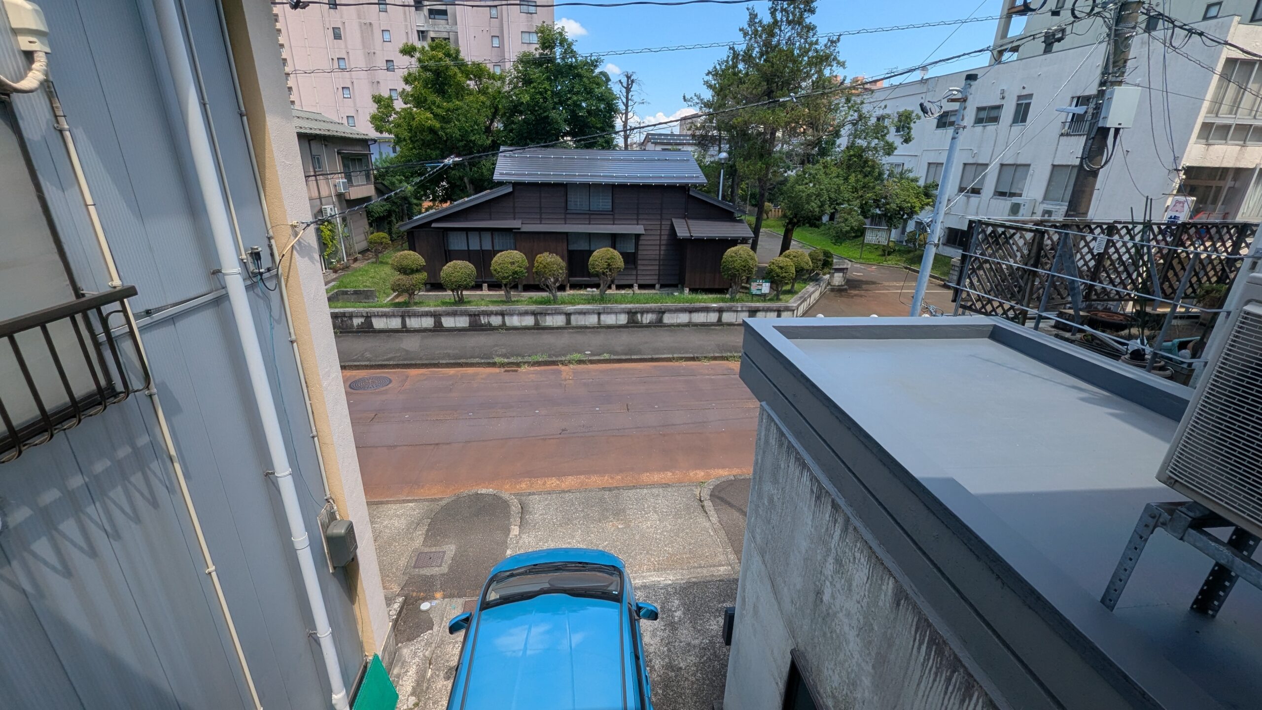 2階の窓から見える山本五十六の生家（復元）と宿前の通り